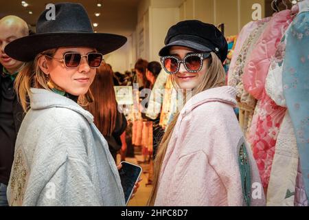 London, Großbritannien. 20th. Februar 2022. Sandra Vijandi und Charlotte Anderson, Designer der Marke Mantelo. Modefans, Fashionistas und Besucher von Shows posieren in modischen Outfits an den Veranstaltungsorten der London Fashion Week in Long Acre und in der Nähe der Oxford Street. Kredit: Imageplotter/Alamy Live Nachrichten Stockfoto