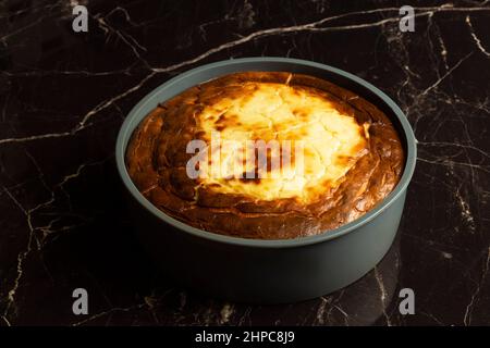 Kasserolle mit Rosinen und Grieß auf dunklem Marmorboden. Gesundes Lebensmittelkonzept Stockfoto