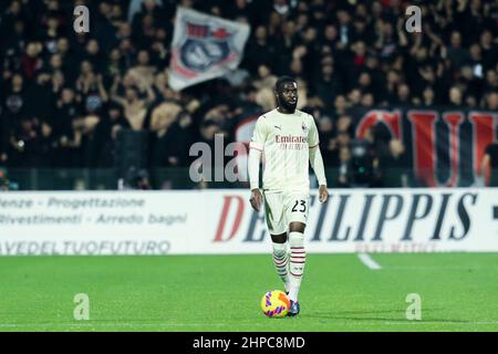 Mailands englischer Verteidiger Fikayo Tomori kontrolliert den Ball während des Fußballspiels der Serie A zwischen Salernitana und Mailand im Arechi-Stadion in Salerno, Süditalien, am 19. Februar 2022. Stockfoto