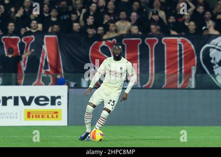 Mailands englischer Verteidiger Fikayo Tomori kontrolliert den Ball während des Fußballspiels der Serie A zwischen Salernitana und Mailand im Arechi-Stadion in Salerno, Süditalien, am 19. Februar 2022. Stockfoto