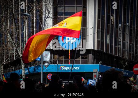 Madrid, Spanien. 20th. Februar 2022. Demonstration vor dem nationalen Hauptquartier der Partido Popular (PP) zugunsten des Präsidenten der Gemeinde Madrid und gegen den Parteiführer Pablo Casado wegen der offenen Führungskrise zwischen den beiden. © ABEL F. ROS/Alamy Live News Stockfoto