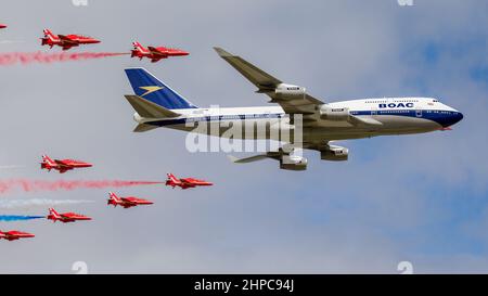 British Airways Boeing 747 und die roten Pfeile mit einer speziellen Flypast im Royal International Air Tattoo British Airways feiert 100. Stockfoto