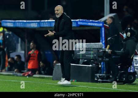 Mailands italienischer Trainer Stefano Pioli gesticuliert am 19. Februar 2022 während des Fußballspiels der Serie A zwischen Salernitana und Mailand im Arechi-Stadion in Salerno, Süditalien. Stockfoto