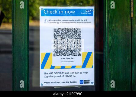 Camberley, Surrey, Großbritannien. 10th. Februar 2022. Ein Covid-19 Test- und Trace-Scan-Zeichen in einem Balkenfenster. Quelle: Maureen McLean/Alamy Stockfoto
