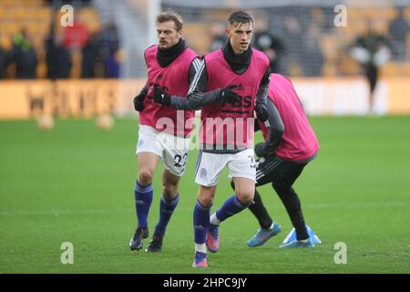 WOLVERHAMPTON, GROSSBRITANNIEN. FEBRUAR 19TH. Luke Thomas von Leicester City und Kiernan Dewsbury-Hall von Leicester City wärmen sich vor dem Premier League-Spiel zwischen Wolverhampton Wanderers und Leicester City am Sonntag, 20th. Februar 2022 in Molineux, Wolverhampton, auf. (Kredit: James Holyoak | MI News ) Kredit: MI Nachrichten & Sport /Alamy Live News Stockfoto