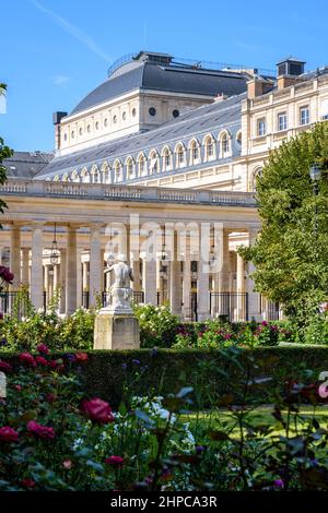 Der Garten und die Galerie des Ehrenhofs im Palais-Royal an einem sonnigen Morgen in Paris, Frankreich. Stockfoto