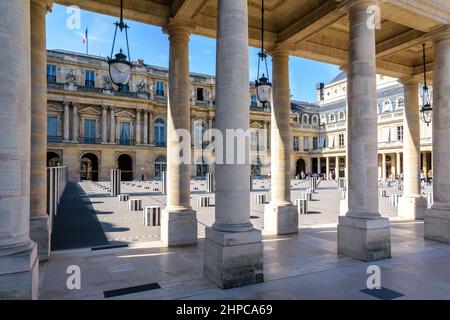 Der Ehrenhof des Palais-Royal in Paris, Frankreich mit der Kolonnade und der Streifensäuleninstallation von Daniel Buren. Stockfoto