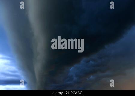 Squall-Welle. Eine Wolke, die der atmosphärischen Front vorausgeht und einen heftigen Sturm voraussagt, der Zerstörung und Bedrohung für die Menschen bringt. Stockfoto