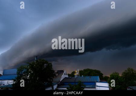 Squall-Welle. Eine Wolke, die der atmosphärischen Front vorausgeht und einen heftigen Sturm voraussagt, der Zerstörung und Bedrohung für die Menschen bringt. Stockfoto