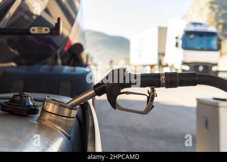 LKW betankt Diesel an einer Autobahn-Tankstelle, Nahaufnahme der Düse in den Tank des Fahrzeugs eingesetzt. Stockfoto