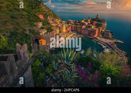 Atemberaubende Vernazza Blick vom Hügel mit Yachthafen und schönen Gebäuden bei Sonnenuntergang, Cinque Terre, Ligurien, Italien, Europa Stockfoto