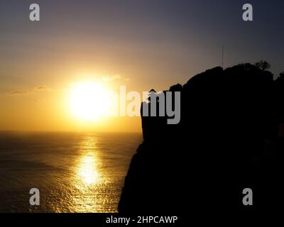 Sonnenuntergang an der Küste, Uluwatu Strand, Wellen und Klippen in Uluwatu, Bali, Indonesien Stockfoto