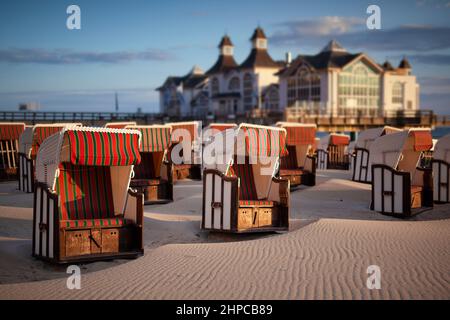 Liegestühle mit Kapuze am Ostseestrand, historische Seebrücke Sellin Resort, Ostsee Stockfoto