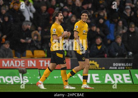 Wolverhampton, Großbritannien. 20th. Februar 2022. Ruben Neves #8 von Wolverhampton Wanderers feiert ein Tor, um es zu schaffen 1-0 Credit: News Images /Alamy Live News Stockfoto