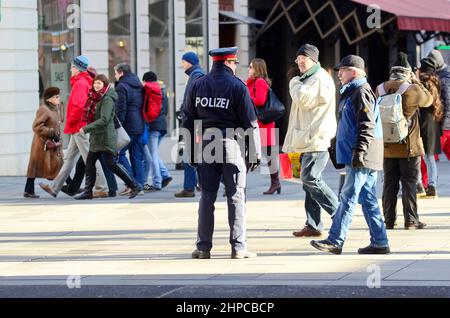 Wien. Österreich. 31. Dezember 2015. Terrorbedrohung am Silvesterpfad 2015/2016 in Wien. Massive Polizeipräsenz und Spezialeinheiten sichern die Innenstadt Stockfoto