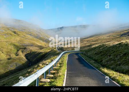 Berühmte Klettertour auf dem Radweg auf der Einbahnstraße nach Great Dun Fell im Eden Valley, Cumbria, England, Großbritannien Stockfoto