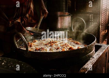 Nahaufnahme des Topfes mit indischem Essen während des Bratvorgangs Stockfoto