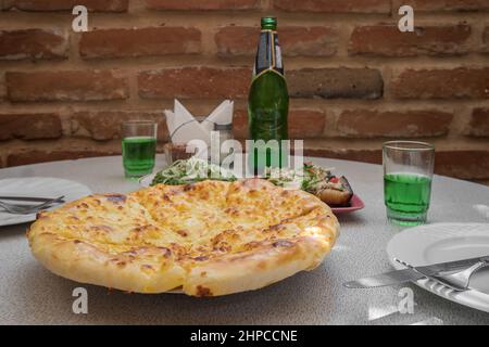 Traditioneller georgianischer Tisch: Phali, Megruli khachapuri, gebratene Aubergine mit Walnusspaste. Stockfoto
