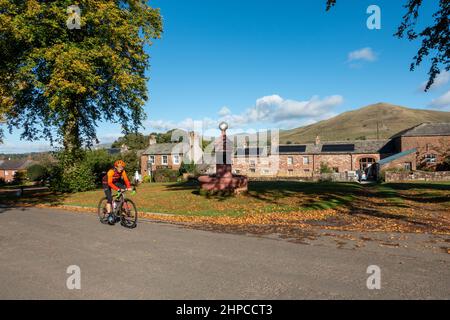 Blick von Dufton mit Great Dun fiel in den Hintergrund und ein Radfahrer, Eden Valley, Cumbria, England, Großbritannien Stockfoto