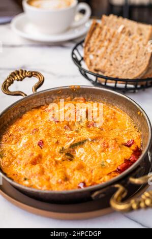 Traditionelle türkische menemen mit Eiern, Würstchen, Sucuk und Tomaten. Weißer Hintergrund. Draufsicht Stockfoto