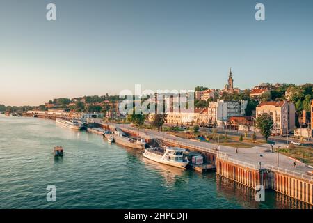 Belgrader Stadtbild mit Kathedrale und Uferpromenade des Flusses Sava bei Sonnenuntergang, Serbien Stockfoto