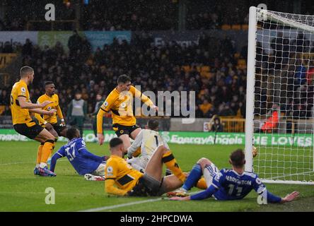 Ademola Lookman von Leicester City (Mitte links) erzielt beim Premier League-Spiel im Molineux Stadium, Wolverhampton, das erste Tor ihrer Spielmannschaft. Bilddatum: Sonntag, 20. Februar 2022. Stockfoto