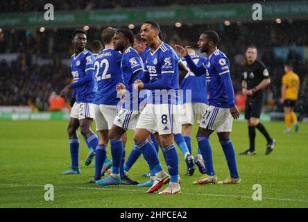 Youri Tielemans (Mitte) von Leicester City feiert, nachdem Ademola Lookman (Mitte links) während des Premier League-Spiels im Molineux Stadium, Wolverhampton, das erste Tor ihrer Spielmannschaft erzielte. Bilddatum: Sonntag, 20. Februar 2022. Stockfoto