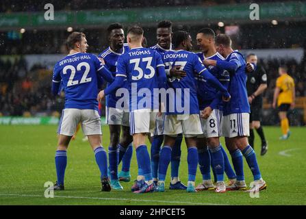 Ademola Lookman (Mitte) von Leicester City feiert das erste Tor des Spiels ihrer Spielesolgerin während des Premier League-Spiels im Molineux Stadium, Wolverhampton. Bilddatum: Sonntag, 20. Februar 2022. Stockfoto