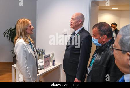 Brüssel, Belgien. 20th. Februar 2022. Das tunesische Staatsoberhaupt Kaïs Saïed (C) trifft sich mit der Präsidentin des Europäischen Parlaments, Roberta Metsola, während des Gipfeltreffens 6th zwischen der Europäischen Union und der Afrikanischen Union am 20. Februar 2022 in Brüssel, Belgien. (Foto: Mahjoub Yassine/Sipa USA) Quelle: SIPA USA/Alamy Live News Stockfoto