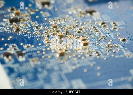 Alte Computeranlage mit Spinnennetz und Staub im Inneren. Stockfoto