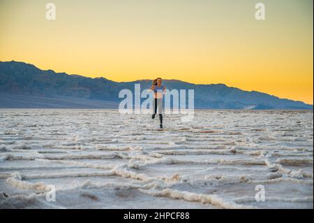 Weibchen posiert in Badwater im Death Valley National Park Stockfoto