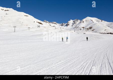 Tonale, Italien - 21. Februar 2021: Blick auf den passo del Tonale im Winter Stockfoto