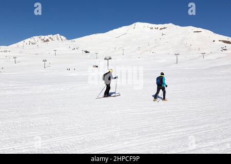 Tonale, Italien - 21. Februar 2021: Blick auf den passo del Tonale im Winter Stockfoto