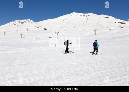 Tonale, Italien - 21. Februar 2021: Blick auf den passo del Tonale im Winter Stockfoto