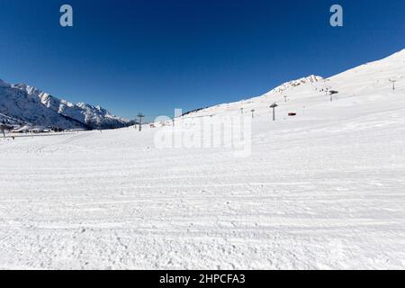 Tonale, Italien - 21. Februar 2021: Blick auf den passo del Tonale im Winter Stockfoto