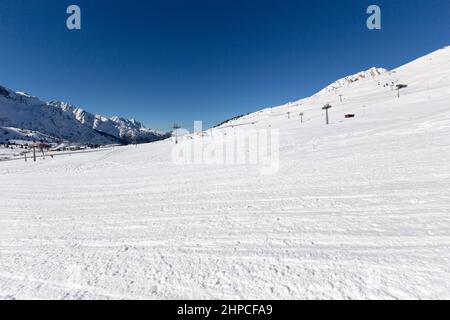 Tonale, Italien - 21. Februar 2021: Blick auf den passo del Tonale im Winter Stockfoto