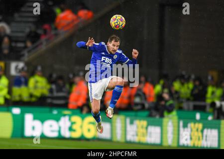 Wolverhampton, Großbritannien. 20th. Februar 2022. Marc Albrighton #11 von Leicester City führt den Ball Credit: News Images /Alamy Live News Stockfoto