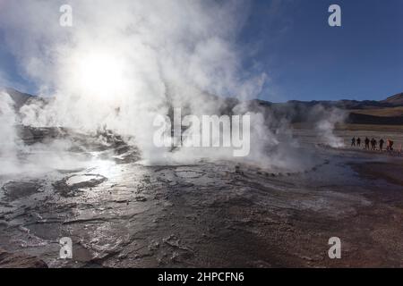 San Pedro de Atacama, Chile - 16. August 2019: Ansicht von Touristen, die El tatio Geysir in Chile besuchen Stockfoto