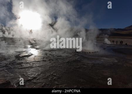 San Pedro de Atacama, Chile - 16. August 2019: Ansicht von Touristen, die El tatio Geysir in Chile besuchen Stockfoto