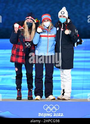 Peking, China. 20th. Februar 2022. Die norwegische Goldmedaillengewinnerin Therese Johaug (C), Die Silbermedaillengewinnerin Jessie Diggins (L) aus den Vereinigten Staaten und die Bronzemedaillengewinnerin Kerttu Niskanen aus Finnland posieren für Fotos während der Siegerehrung des kostenlosen Massenstarts der Langlauf-Frauen 30km während der Abschlusszeremonie der Olympischen Winterspiele 2022 in Peking im Nationalstadion in Peking, Capital of China, 20. Februar 2022. Quelle: Li Ga/Xinhua/Alamy Live News Stockfoto