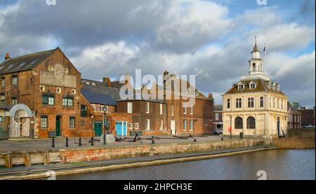 Blick auf das Custom House aus dem 17th. Jahrhundert und die Lagerhäuser von Purfleet Quay, King's Lynn UK Stockfoto