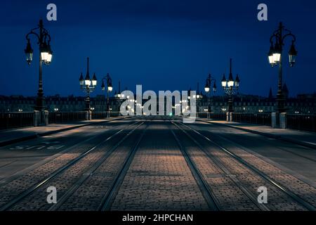 Blaue Stunde am Pont de Pierre und Straßenbahn-Bahn auf der Brücke, Bordeaux, Frankreich Stockfoto