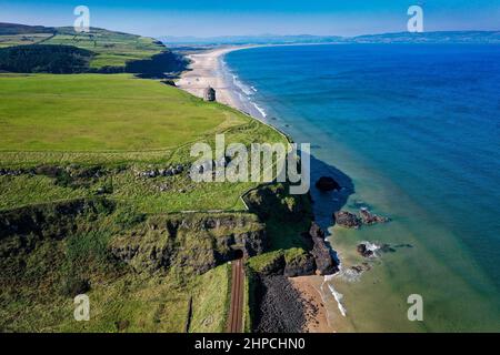 Luftaufnahme des Mussenden Temple, Downhill, Derry, Nordirland Stockfoto