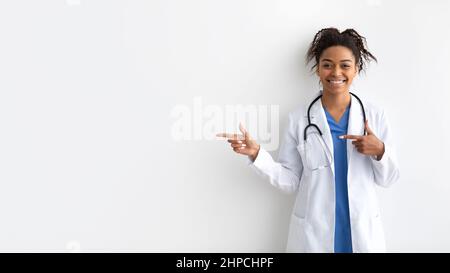 Porträt eines schwarzen Arztes, der lächelt und vor der Kamera posiert Stockfoto