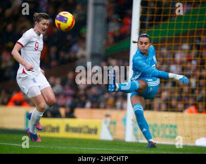 Norwich, Großbritannien. 20th. Februar 2022. NORWICH, Vereinigtes Königreich, FEBRUAR 20:Ellen White (Manchester City) aus England Women und Mar'a Isabel Rodr'guez (Rodriguez Rivero) aus Spanien während des Arnold Clark Cup zwischen England Women und Spanien in der Carrow Road, Norwich am 20th. Februar 2022 Credit: Action Foto Sport/Alamy Live News Stockfoto