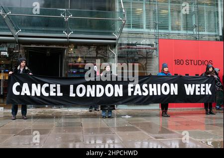 London, Großbritannien. 19. Februar 2022. Extinction Rebellion Fashion stört die London Fashion Week Stockfoto