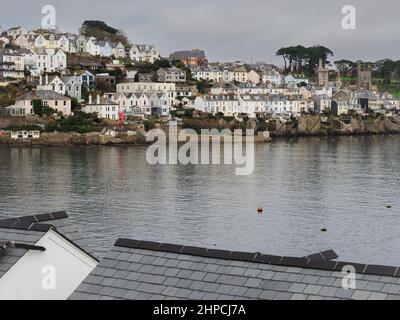 Blick über den Fluss nach Fowey von Polruan, Cornwall, Großbritannien Stockfoto