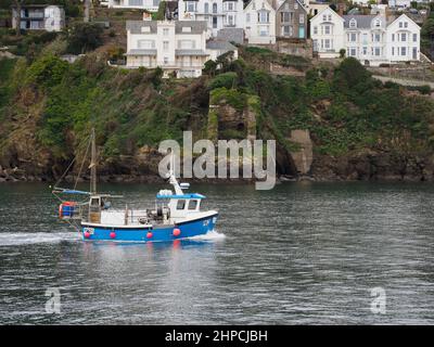 Fischtrawler, der auf dem Weg den Fluss Fowey hinauf nach Port, Cornwall, Großbritannien, die Überreste des Fowey Blockhauses passiert Stockfoto