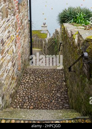 Enger gepflasterter Pfad, Polruan, Cornwall, Großbritannien Stockfoto