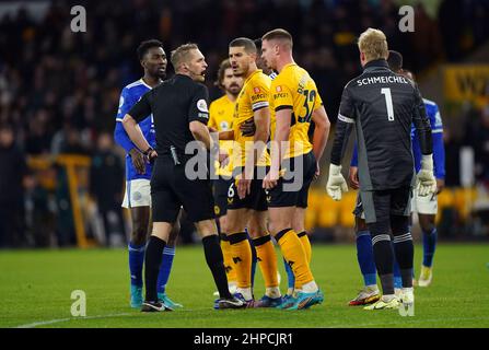 Conor Coady (Mitte) von Wolverhampton Wanderers argumentiert mit dem Schiedsrichter während des Spiels der Premier League im Molineux Stadium, Wolverhampton. Bilddatum: Sonntag, 20. Februar 2022. Stockfoto